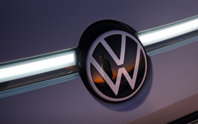 A close-up view of the Volkswagen ID.7 light strip and badging